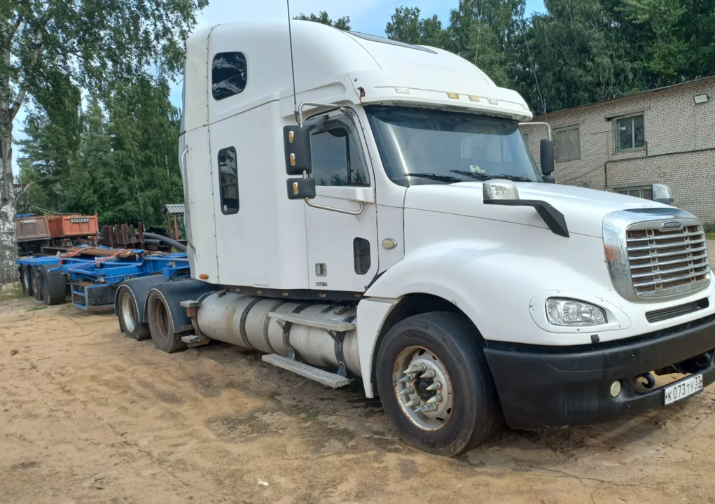 Freightliner Columbia, 2002 год, 2 850 000 рублей, 1 фотография