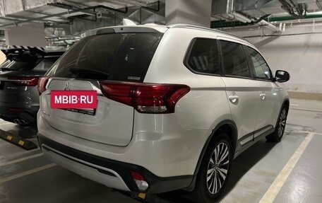 Mitsubishi Outlander III рестайлинг 3, 2020 год, 2 888 000 рублей, 2 фотография