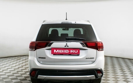 Mitsubishi Outlander III рестайлинг 3, 2016 год, 1 685 000 рублей, 6 фотография