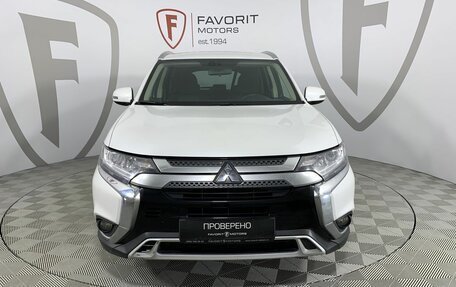 Mitsubishi Outlander III рестайлинг 3, 2019 год, 2 000 000 рублей, 2 фотография