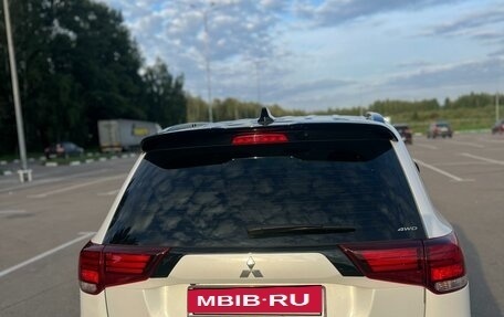 Mitsubishi Outlander III рестайлинг 3, 2022 год, 3 730 000 рублей, 5 фотография