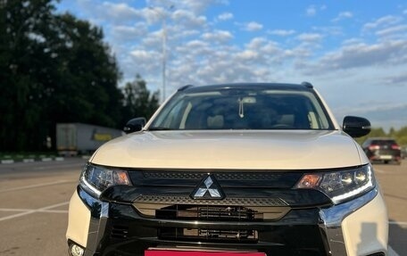 Mitsubishi Outlander III рестайлинг 3, 2022 год, 3 730 000 рублей, 6 фотография