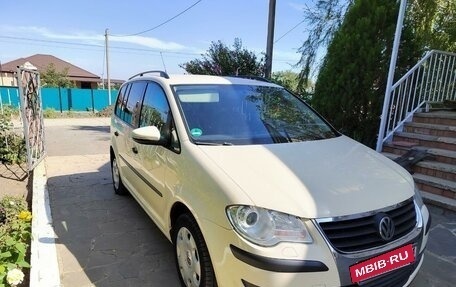 Volkswagen Touran III, 2010 год, 1 050 000 рублей, 3 фотография