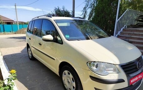 Volkswagen Touran III, 2010 год, 1 050 000 рублей, 2 фотография