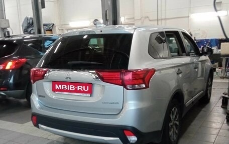 Mitsubishi Outlander III рестайлинг 3, 2018 год, 1 820 000 рублей, 3 фотография