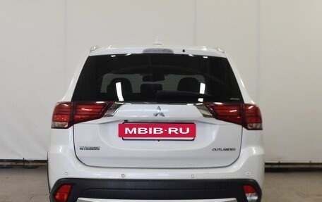 Mitsubishi Outlander III рестайлинг 3, 2018 год, 2 190 000 рублей, 4 фотография