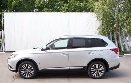 Mitsubishi Outlander III рестайлинг 3, 2022 год, 3 650 000 рублей, 3 фотография