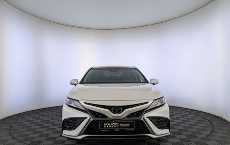 Toyota Camry, 2023 год, 3 950 000 рублей, 2 фотография