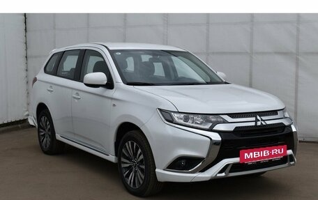 Mitsubishi Outlander III рестайлинг 3, 2022 год, 3 750 000 рублей, 3 фотография