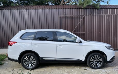 Mitsubishi Outlander III рестайлинг 3, 2019 год, 2 670 000 рублей, 5 фотография