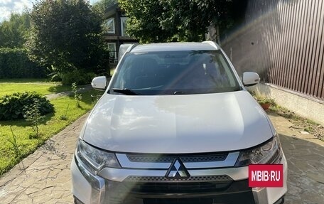 Mitsubishi Outlander III рестайлинг 3, 2019 год, 2 670 000 рублей, 8 фотография