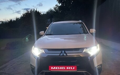 Mitsubishi Outlander III рестайлинг 3, 2019 год, 2 670 000 рублей, 22 фотография