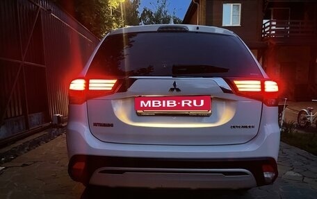 Mitsubishi Outlander III рестайлинг 3, 2019 год, 2 670 000 рублей, 24 фотография