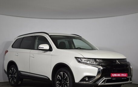 Mitsubishi Outlander III рестайлинг 3, 2022 год, 3 750 000 рублей, 3 фотография