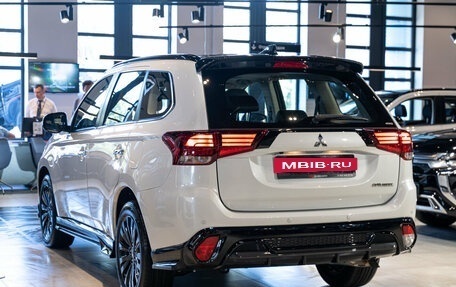 Mitsubishi Outlander III рестайлинг 3, 2022 год, 4 590 000 рублей, 12 фотография