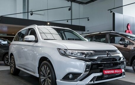 Mitsubishi Outlander III рестайлинг 3, 2022 год, 4 590 000 рублей, 3 фотография