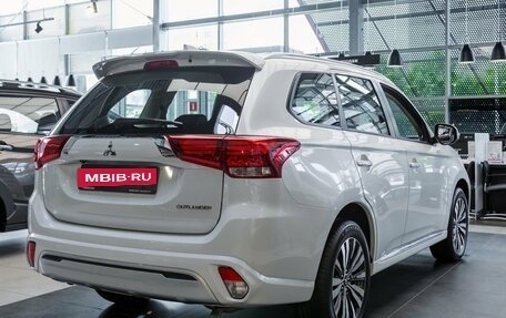 Mitsubishi Outlander III рестайлинг 3, 2022 год, 4 590 000 рублей, 5 фотография