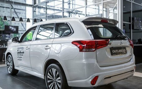 Mitsubishi Outlander III рестайлинг 3, 2022 год, 4 590 000 рублей, 8 фотография