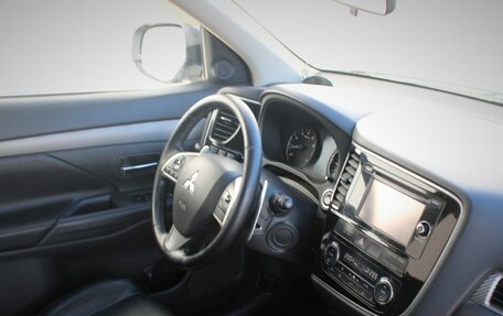 Mitsubishi Outlander III рестайлинг 3, 2013 год, 1 700 000 рублей, 12 фотография