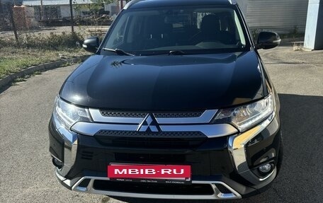 Mitsubishi Outlander III рестайлинг 3, 2019 год, 2 250 000 рублей, 2 фотография