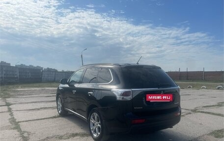 Mitsubishi Outlander III рестайлинг 3, 2014 год, 2 500 000 рублей, 7 фотография