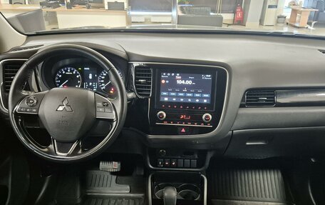 Mitsubishi Outlander III рестайлинг 3, 2021 год, 3 130 000 рублей, 11 фотография