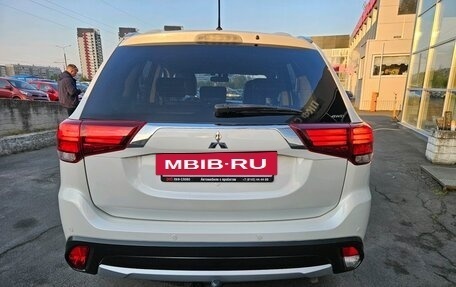 Mitsubishi Outlander III рестайлинг 3, 2016 год, 1 965 000 рублей, 4 фотография