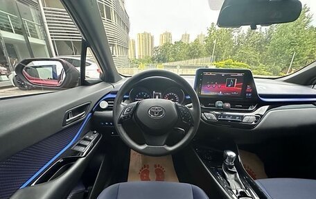 Toyota C-HR I рестайлинг, 2018 год, 2 440 000 рублей, 11 фотография