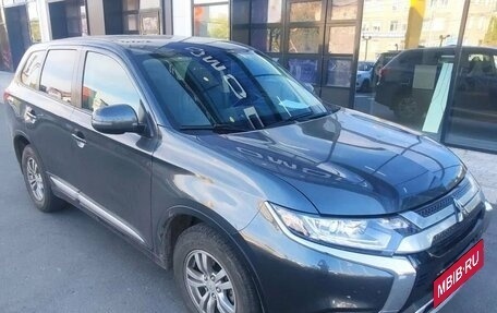 Mitsubishi Outlander III рестайлинг 3, 2018 год, 2 299 000 рублей, 2 фотография