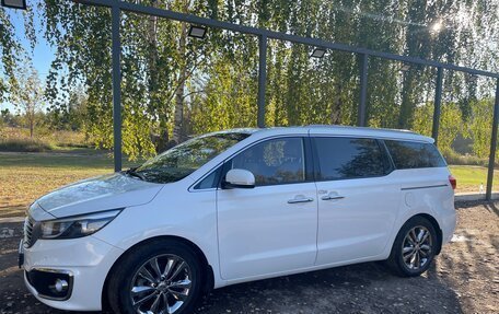 KIA Carnival III, 2018 год, 2 200 000 рублей, 2 фотография