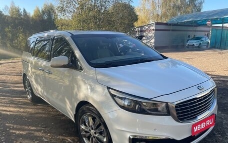 KIA Carnival III, 2018 год, 2 200 000 рублей, 3 фотография