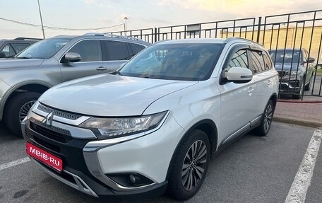 Mitsubishi Outlander III рестайлинг 3, 2019 год, 2 245 000 рублей, 1 фотография