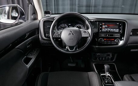 Mitsubishi Outlander III рестайлинг 3, 2019 год, 2 459 000 рублей, 15 фотография