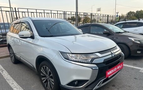 Mitsubishi Outlander III рестайлинг 3, 2019 год, 2 245 000 рублей, 2 фотография