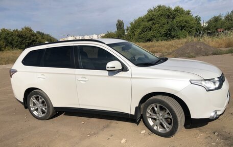 Mitsubishi Outlander III рестайлинг 3, 2013 год, 1 560 000 рублей, 2 фотография