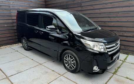 Toyota Noah III, 2015 год, 1 800 000 рублей, 3 фотография