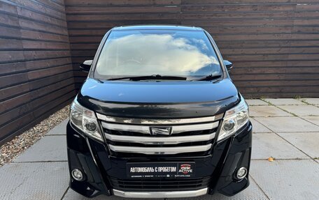 Toyota Noah III, 2015 год, 1 800 000 рублей, 2 фотография