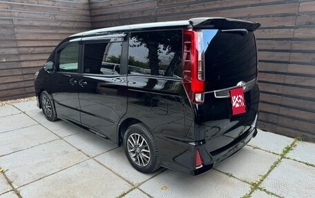 Toyota Noah III, 2015 год, 1 800 000 рублей, 7 фотография