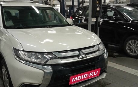 Mitsubishi Outlander III рестайлинг 3, 2018 год, 1 964 000 рублей, 2 фотография