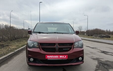 Dodge Caravan V, 2017 год, 2 600 000 рублей, 2 фотография