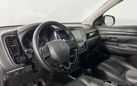 Mitsubishi Outlander III рестайлинг 3, 2018 год, 2 439 000 рублей, 13 фотография