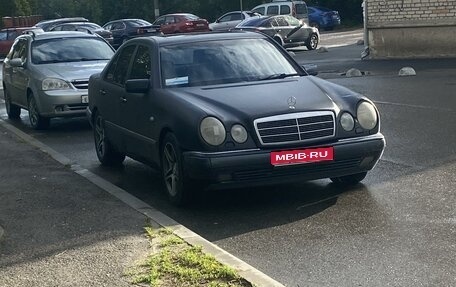 Mercedes-Benz E-Класс, 1998 год, 415 000 рублей, 1 фотография