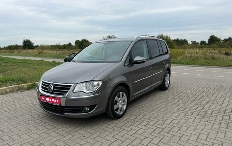 Volkswagen Touran III, 2010 год, 1 097 000 рублей, 1 фотография