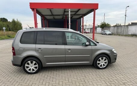 Volkswagen Touran III, 2010 год, 1 097 000 рублей, 6 фотография