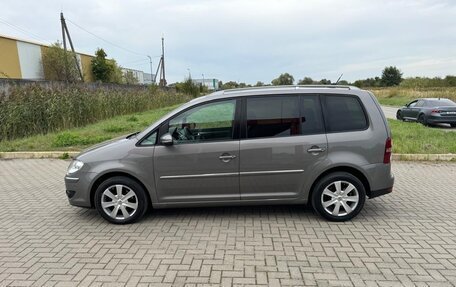 Volkswagen Touran III, 2010 год, 1 097 000 рублей, 2 фотография