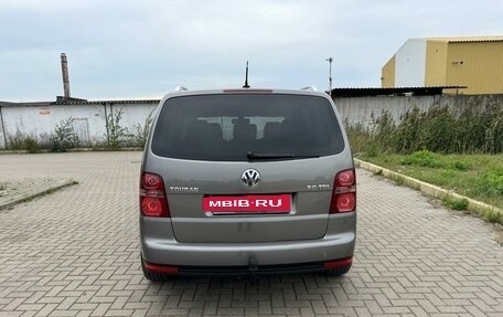 Volkswagen Touran III, 2010 год, 1 097 000 рублей, 4 фотография