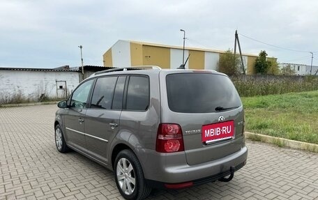 Volkswagen Touran III, 2010 год, 1 097 000 рублей, 3 фотография