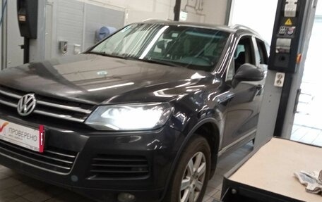 Volkswagen Touareg III, 2011 год, 1 733 000 рублей, 2 фотография