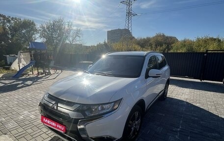 Mitsubishi Outlander III рестайлинг 3, 2016 год, 1 900 000 рублей, 2 фотография