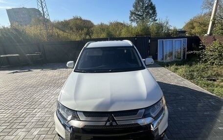 Mitsubishi Outlander III рестайлинг 3, 2016 год, 1 900 000 рублей, 5 фотография